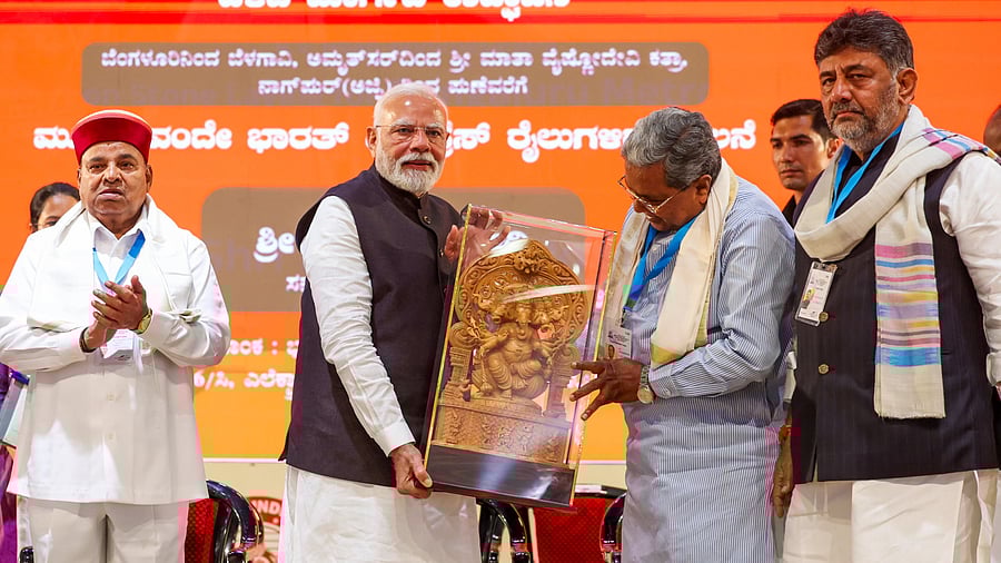 <div class="paragraphs"><p>Prime Minister Narendra Modi flags off the Yellow Line at the Ragigudda metro station on Sunday.</p></div>