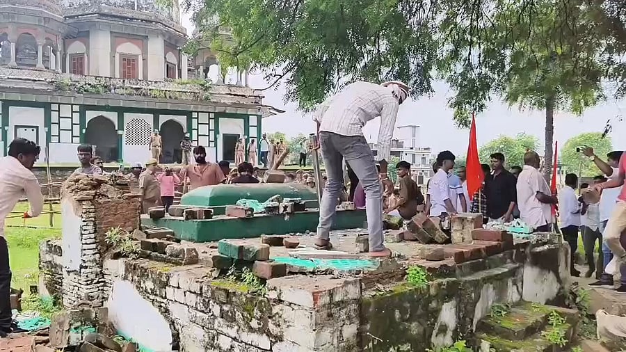 <div class="paragraphs"><p>Screengrab of saffron activists damaging shrines inside tomb. </p></div>