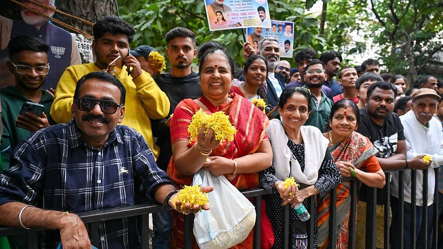 <div class="paragraphs"><p>Eager fans wait with flowers to shower on PM Modi as his cavalcade arrived at Ragigudda in Jayanagar</p></div>