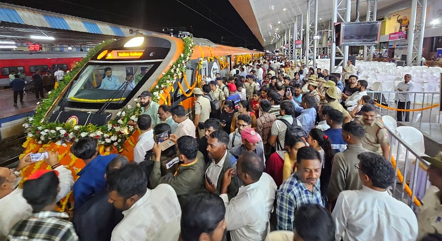 <div class="paragraphs"><p>People welcome the Belagavi-Bengaluru-Belagavi Vande Bharat Express on its arrival at Belagavi railway station on Sunday, following its official flag-off by Prime Minister Narendra Modi in Bengaluru. </p></div>
