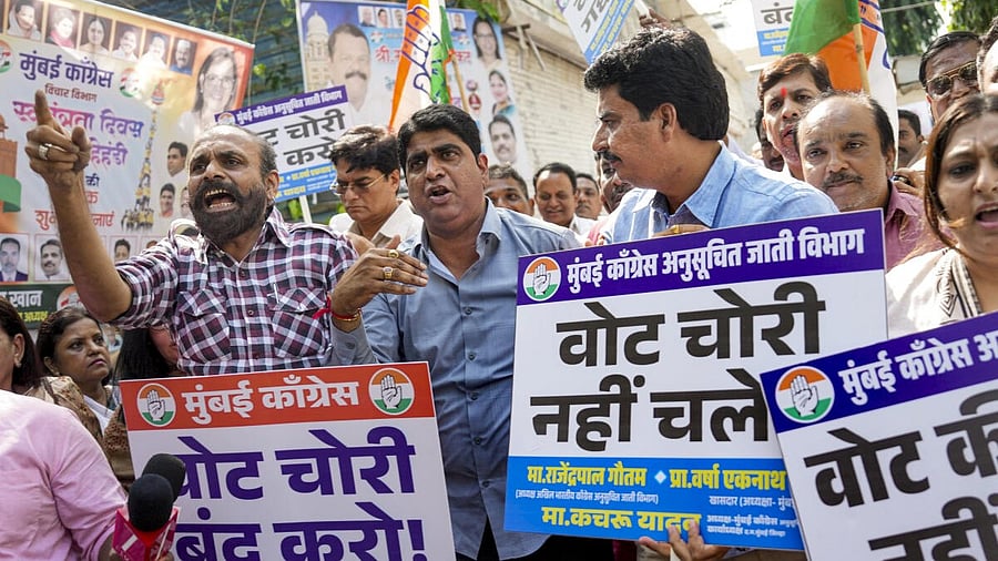 <div class="paragraphs"><p>Congress party workers stage a protest over alleged 'vote chori' in Mumbai. </p></div>