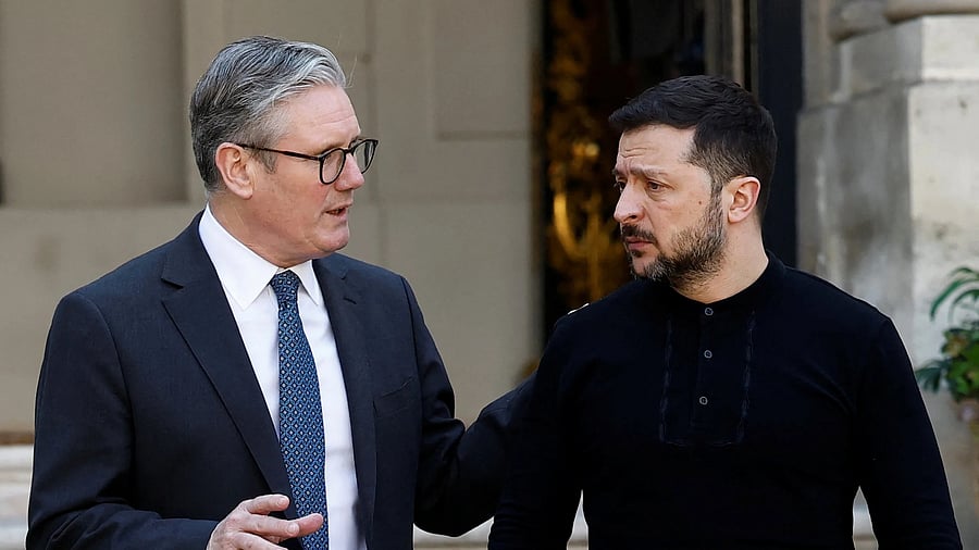 <div class="paragraphs"><p>Ukraine's President Volodymyr Zelenskiy walks with British Prime Minister Keir Starmer.</p></div>