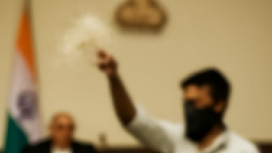 <div class="paragraphs"><p>AI-generated image showing a man throwing rice in the courtroom </p></div>