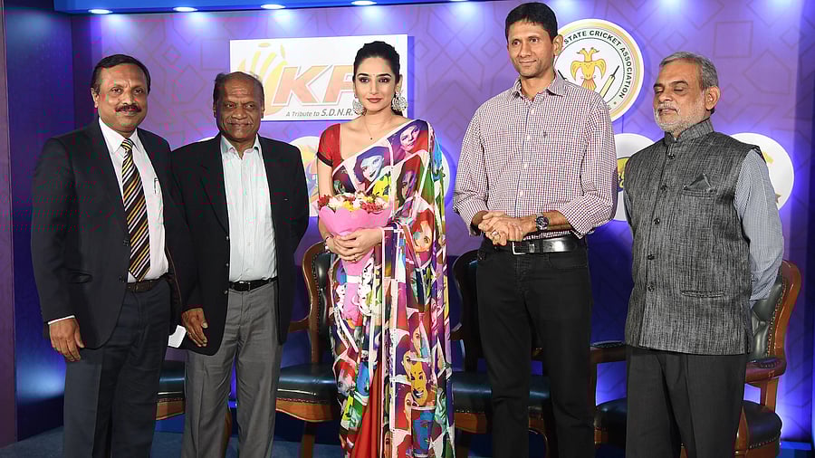 <div class="paragraphs"><p>Vinay Mruthunjaya (left) and Venkatesh Prasad (second from right). </p></div>