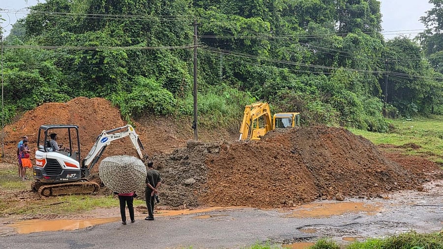 <div class="paragraphs"><p>The digging to trace human remains resumed at a new location near Kanyady on Thursday. </p></div>
