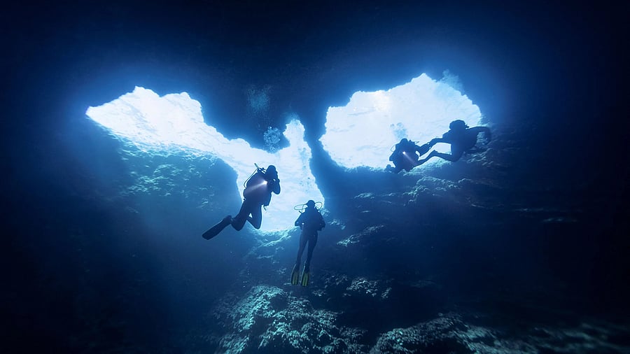 <div class="paragraphs"><p>Divers dive deep in sea.</p></div>