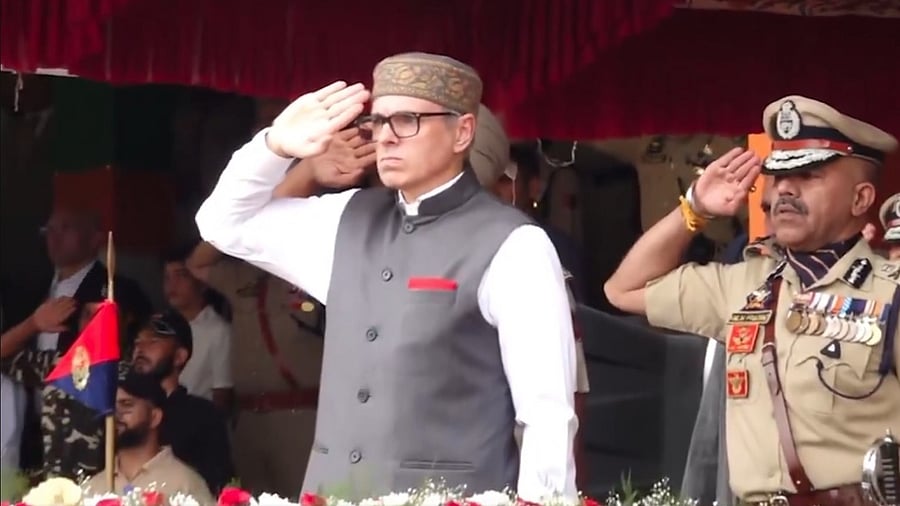 <div class="paragraphs"><p>J&amp;K CM Omar Abdullah hoists national flag at Bakshi Stadium in Srinagar.</p></div>