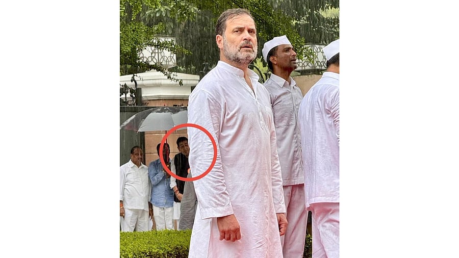 <div class="paragraphs"><p>Rahul Gandhi and Jagdish Tytler were present at the Independence Day function at Indira Bhawan. </p></div>