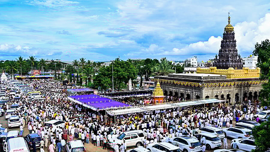 <div class="paragraphs"><p>Thousands of devotees gather at&nbsp;Sharanabasaveshwar shrine complex in Kalaburagi on Friday to pay their last respects to Dr Sharanabasawappa Appa. </p></div>