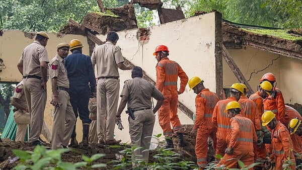 <div class="paragraphs"><p>Police, fire and rescue personnel during a rescue operation after a portion of Humanyun's Tomb collapsed, at Nizamuddin area</p></div>