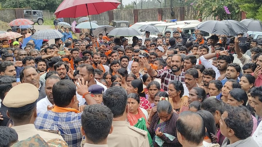 <div class="paragraphs"><p>Hindu workers urge the police to initiate action against an alleged 'Love Jehad' in Mudigere taluk, after gathering in front of Banakal police station on Thursday. </p></div>