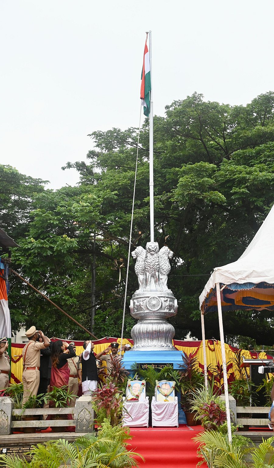 <div class="paragraphs"><p>Dakshina Kannada District In-charge Minister Dinesh Gundu Rao hoists national flag during the 79<sup>th</sup> Independence Day celebrations at Nehru Maidan in Mangaluru.</p></div>