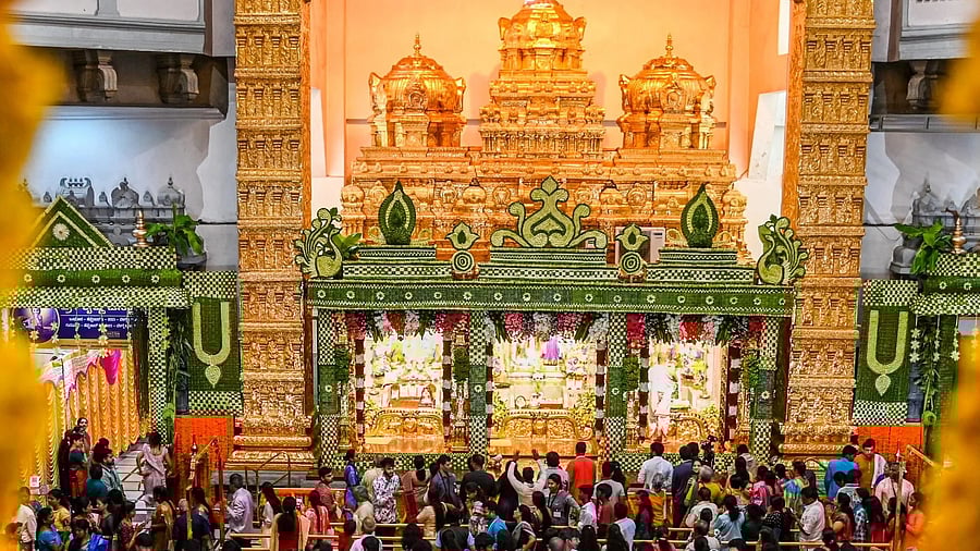 <div class="paragraphs"><p>Devotees queue up to get the darshan of Lord Krishna on Krishna Janmashtami at Rajajinagar ISKCON temple in Bengaluru.</p></div>