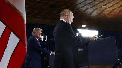 <div class="paragraphs"><p>US President Donald Trump meets with Russian President Putin in Alaska.</p></div>