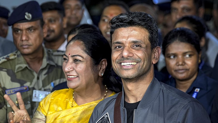 <div class="paragraphs"><p> Delhi Chief Minister Rekha Gupta receives Astronaut Shubhanshu Shukla upon his arrival at the Indira Gandhi International (IGI) Airport.</p></div>