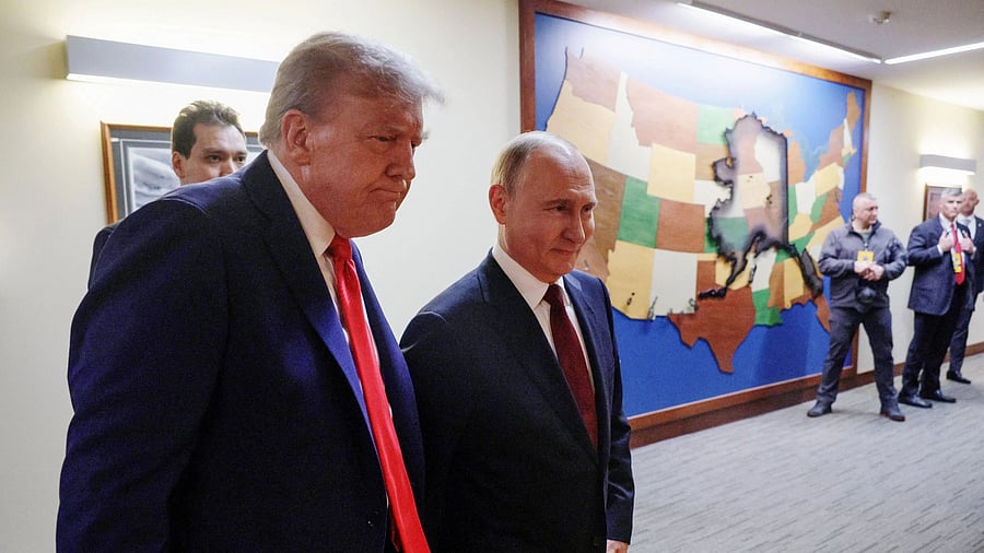 <div class="paragraphs"><p>U.S. President Donald Trump and Russian President Vladimir Putin walk to a joint news conference.</p></div>