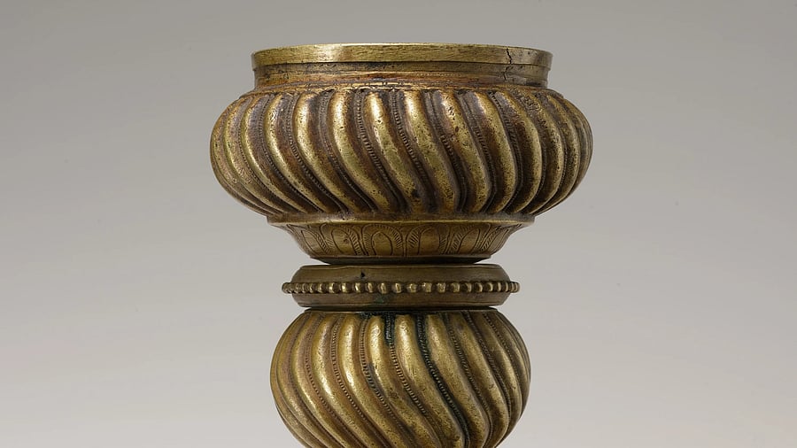 <div class="paragraphs"><p>An incense burner, 16th-17th century. </p></div>
