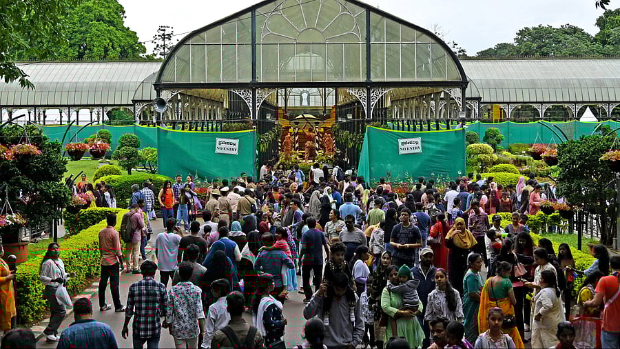 <div class="paragraphs"><p>Thousands of people visited Lalbagh for the flower show on Sunday. The exhibition will conclude on Monday. </p></div>