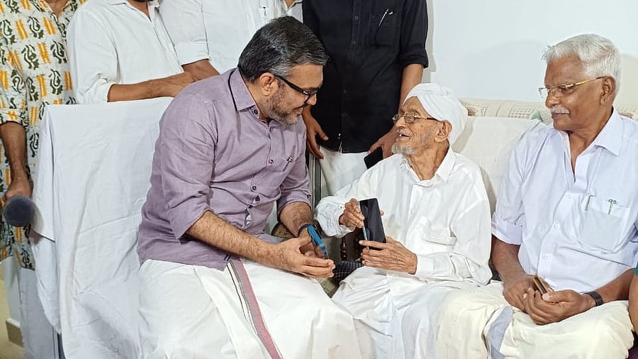 <div class="paragraphs"><p>Kerala local self government minister M B Rajesh with 105-year-old Abdullah Moulavi, who acquired digital literacy.</p></div>