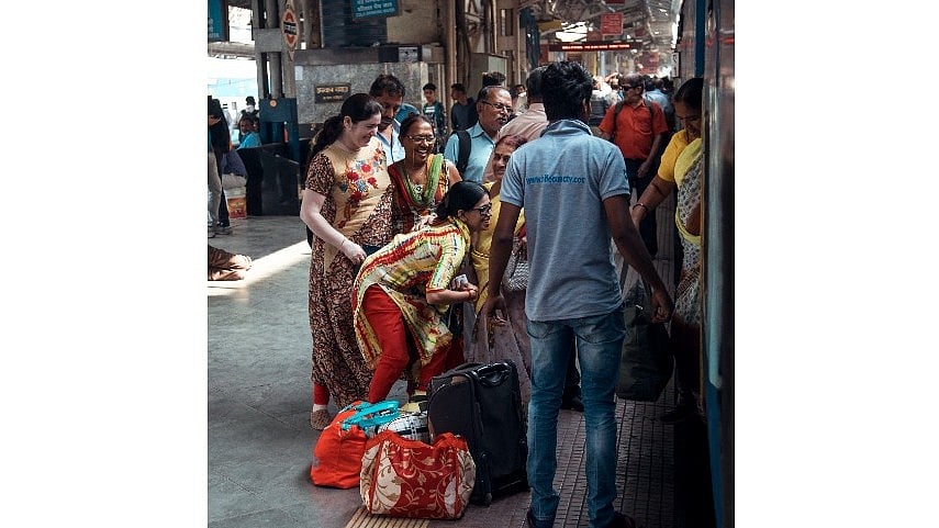 <div class="paragraphs"><p>Passengers loading luggage on a train.&nbsp;</p></div>