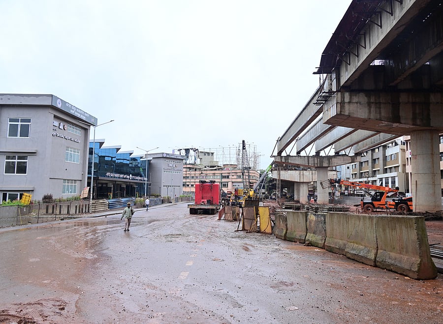 <div class="paragraphs"><p>Road in front of the City and Suburban Bus Terminal (formerly Old Bus Stand) in Hubballi, which is closed for flyover works.</p></div>