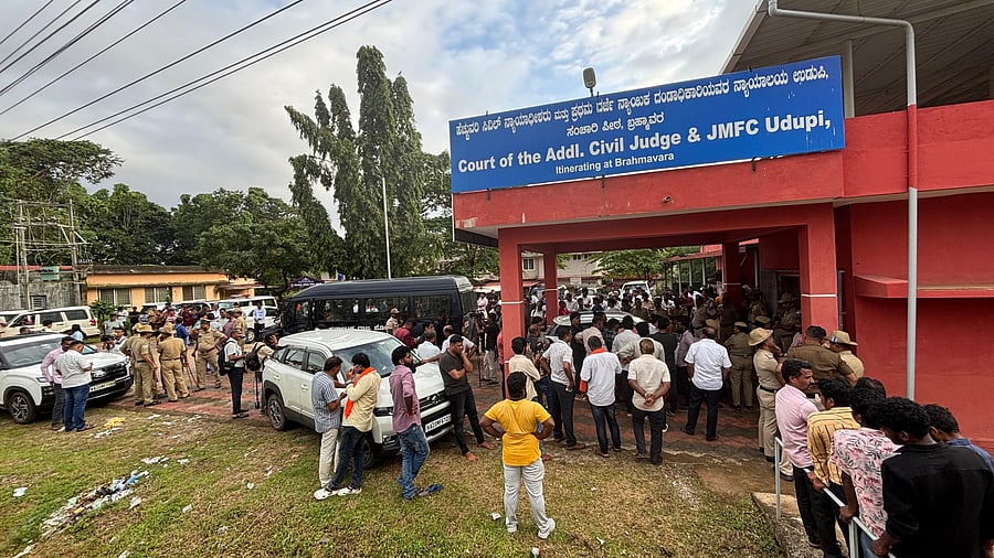 <div class="paragraphs"><p>A crowd outside Brahmavar court after the arrest of Thimarodi. </p></div>