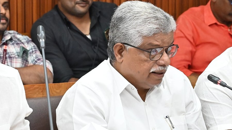 <div class="paragraphs"><p>Vazhoor Soman</p></div>