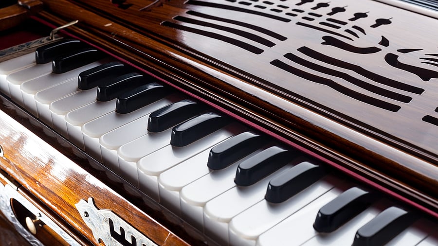 <div class="paragraphs"><p>A image of a harmonium for representational purposes.</p></div>