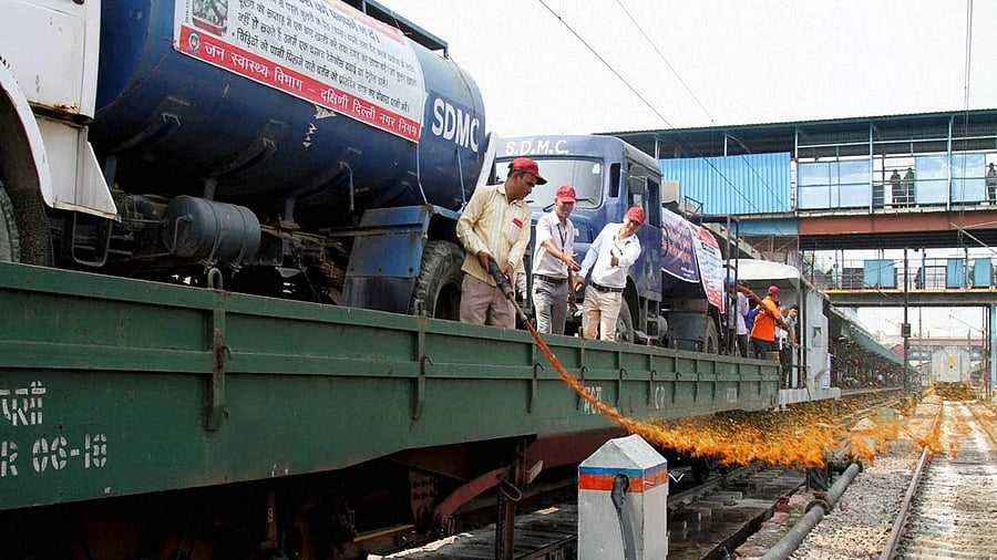 <div class="paragraphs"><p>A team of MCD, on a Mosquito Terminator train, sprays insecticide around railway tracks to prevent mosquito breeding at New Delhi Railway Station in New Delhi on Friday. </p></div>