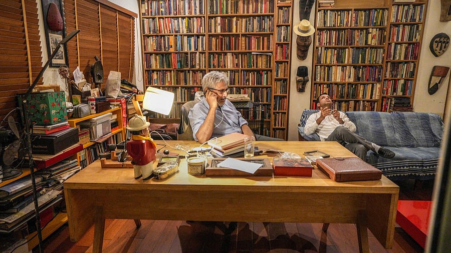 <div class="paragraphs"><p>Siddharth Varadarajan (L)</p></div>