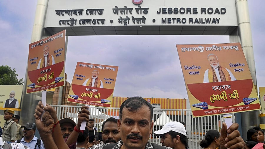 <div class="paragraphs"><p>People gather near Jessore Road metro station before Prime Minister Narendra Modi's scheduled visit to inaugurate Kolkata Metro‘s Noapara to Jai Hind Bimanbandar stretch, part of its Yellow Line, in Kolkata, Friday, Aug. 22, 2025.</p></div>