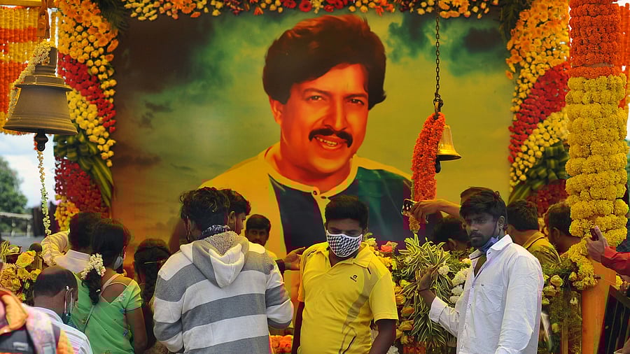 <div class="paragraphs"><p>Fans of veteran actor Vishnuvardhan pay tribute on the 70th birth anniversary in Abhiman Studio in Bengaluru on Friday. </p></div>
