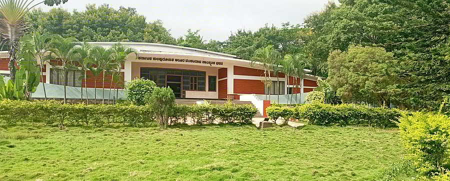 <div class="paragraphs"><p>The Kulapurohit Alur Venkatrao Bhavan at DC Compound<br>in Dharwad.</p></div>