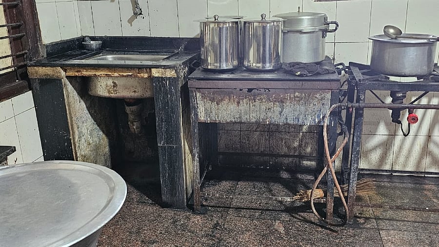 <div class="paragraphs"><p>Lack of hygiene in hostel kitchen.</p></div>