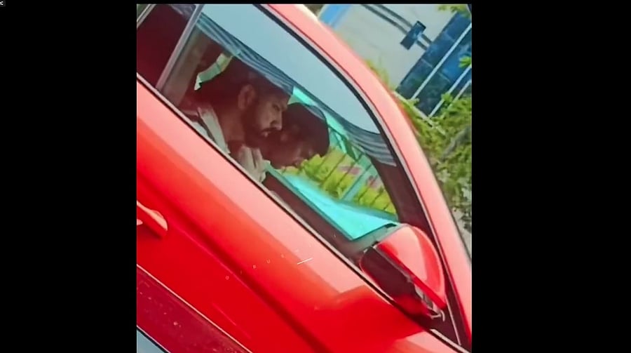 <div class="paragraphs"><p>Rohit Sharma gets stuck in Mumbai traffic while driving Lamborghini</p></div>