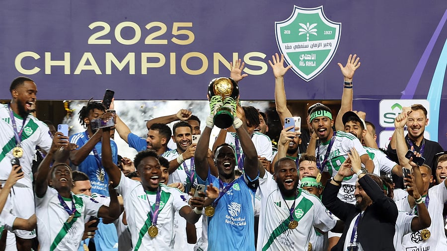 <div class="paragraphs"><p> Edouard Mendy lifts the trophy and celebrates on the podium with Franck Kessie and teammates after winning the Saudi Super Cup.</p></div>