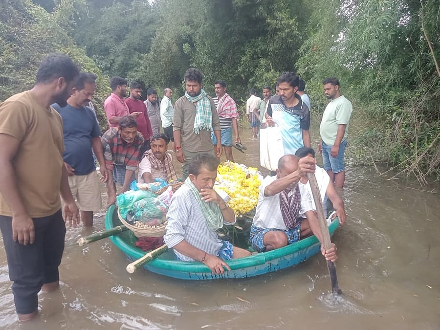 <div class="paragraphs"><p>Ravoor villagers take the body in a coracle for burial.</p></div>