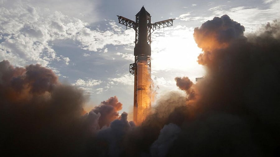 <div class="paragraphs"><p>A SpaceX Super Heavy booster carrying the Starship spacecraft lifts off on its 10th test flight at the company's launch pad in Starbase, Texas, U.S., August 26, 2025.</p></div>