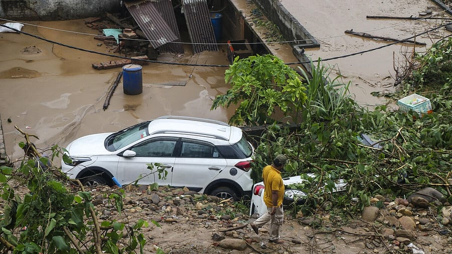 <div class="paragraphs"><p>A vehicle stuck in the debris following the rise in water level of the Tawi river due to heavy rainfall, in Jammu, Wednesday, Aug. 27, 2025.</p></div>