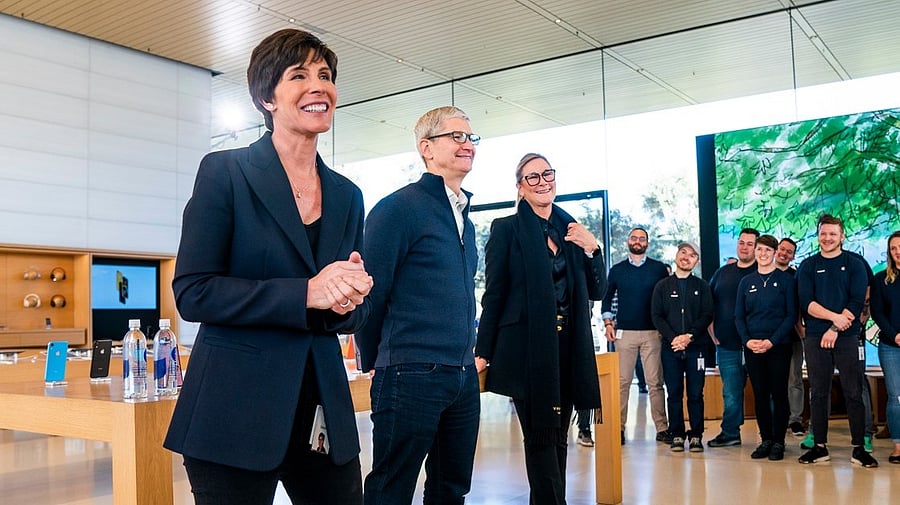 <div class="paragraphs"><p>Apple's senior vice president of Retail and People, Deirdre O’Brien with CEO Tim Cook.</p></div>