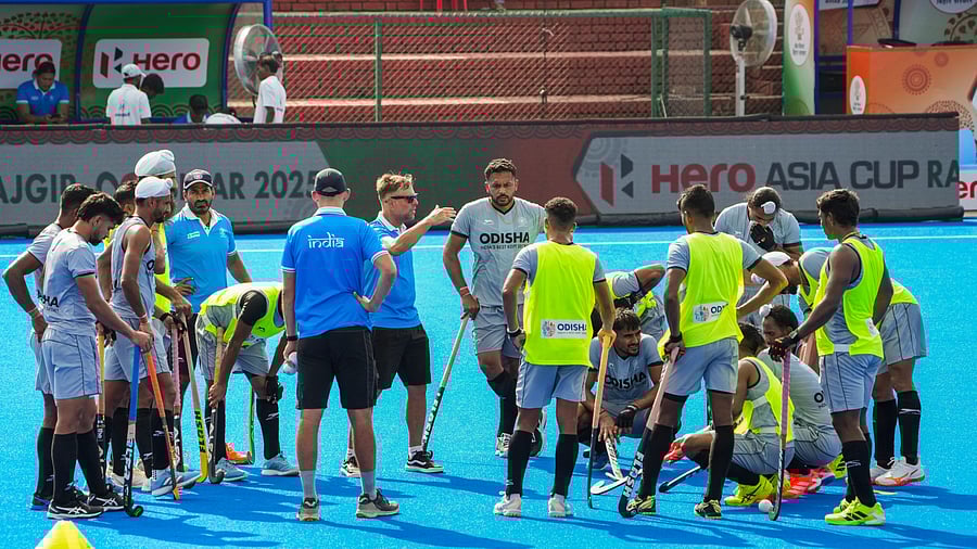 <div class="paragraphs"><p>India’s Head Coach Craig Fulton (centre) addresses the team during a warm-up session, ahead their match against China in the Men's Asia Cup Hockey in Rajgir on Thursday.</p></div>