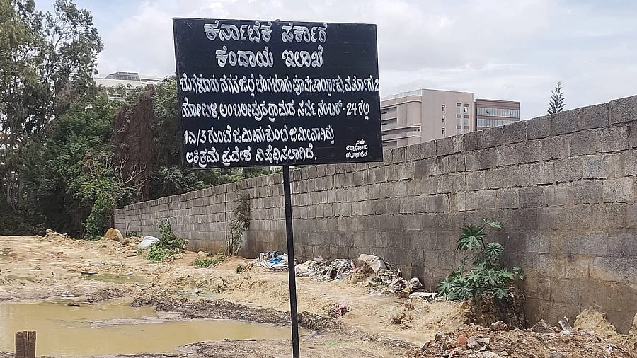 <div class="paragraphs"><p>The board states that the entire one acre and three gunte is a waterbody (kunte) and that trespassing is prohibited. </p></div>