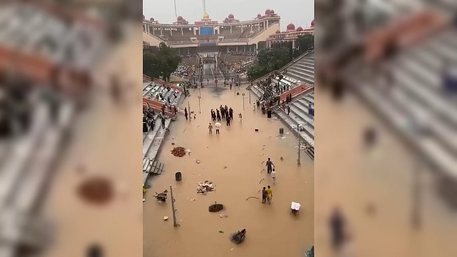 <div class="paragraphs"><p>a screengrab of the video showing waterlogged Wagah border.</p></div>