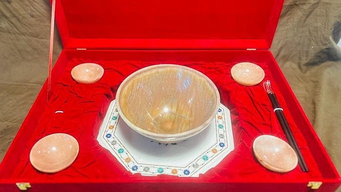 <div class="paragraphs"><p>Officials said that featuring a large brown moonstone bowl with four smaller ones and silver chopsticks, it draws inspiration from Japan's donburi and soba rituals.</p></div>