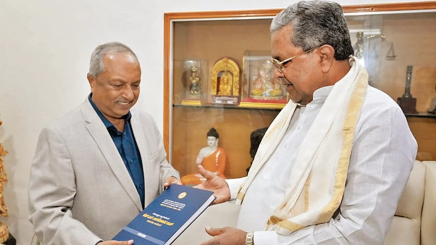 Justice Nagamohan Das submitting the report to CM Siddaramaiah.
