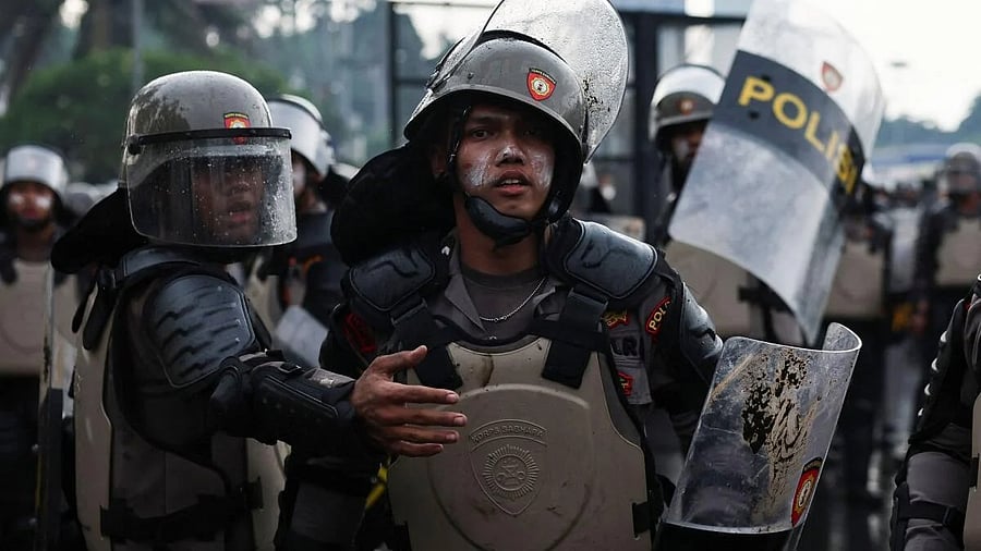 <div class="paragraphs"><p>Riot police react during a clash with demonstrators at a protest against what the demonstrators say are exorbitant allowances for Indonesian parliament members, outside Indonesian parliament buildings in Jakarta, Indonesia.</p></div>