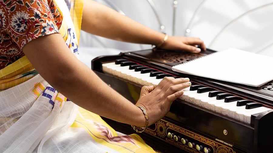 <div class="paragraphs"><p>Representative image showing a music teacher</p></div>