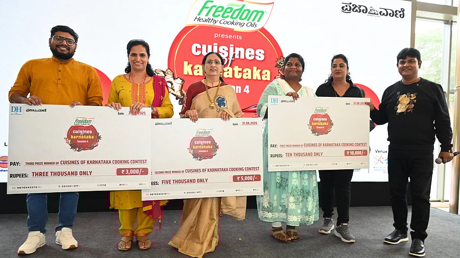 <div class="paragraphs"><p>(L-R): Harsh Rustogi (Brand Manager, Freedom Oil) with the winners — Savitha, Uma Jagannath and&nbsp;Elizabeth — and judges Suchitra and&nbsp;Murali. </p></div>