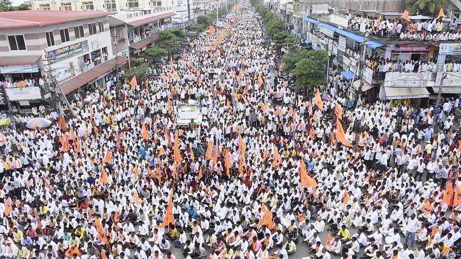 <div class="paragraphs"><p>Members of Koli (Kabbaliga) and Talawar communities gather in large numbers in Yadgir on Monday, demanding the arrest of three persons for their alleged derogatory remarks against the 12th century Sharana Ambigara Chowdayya. </p></div>