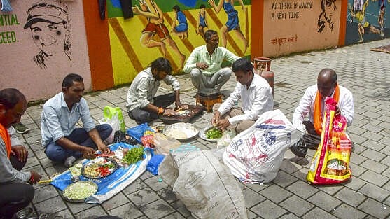 <div class="paragraphs"><p>Protesters prepare food on a pavement during the actvist Manoj Jarange-led Maratha reservation agitation, at Azad Maidan.</p></div>